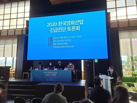 "1년은 영화 건별로 결제해야" vs "8주 넘으면 정액제 불가피"