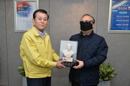 유천호 인천 강화군수, '송암 박두성 선생' 흉상 감사패 받아