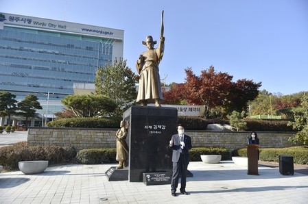 조선시대 김제갑 원주 목사 인물상 제막