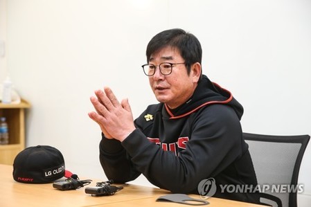 Managers taking contrasting approaches into 1st KBO postseason game