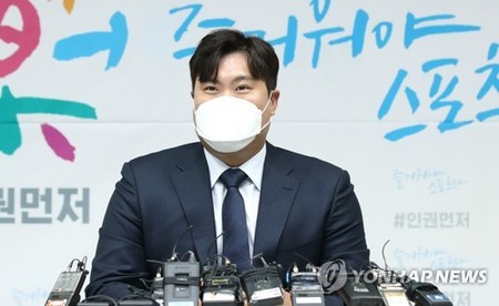 류현진 "PS 일찍 끝나 아쉬워…사이영상 최종 후보 영광"