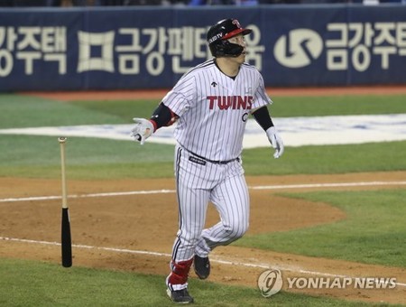 김현수, LG 유니폼 입고 첫 포스트시즌 홈런