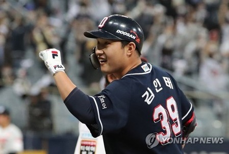대타 김인태 9회 결승타…두산, PO 1차전서 kt 3-2 제압(종합)