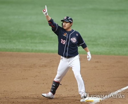 Backup outfielder delivers key hit for Bears' postseason win