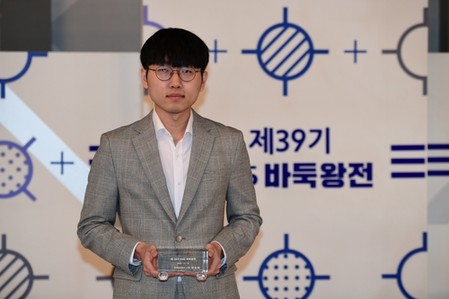 신진서, 안성준 꺾고 KBS 바둑왕전 2연패(종합)