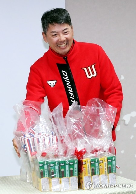 빼빼로 들고 온 김원형 SK 감독 "구단이 FA 선물 안겨주셨으면"