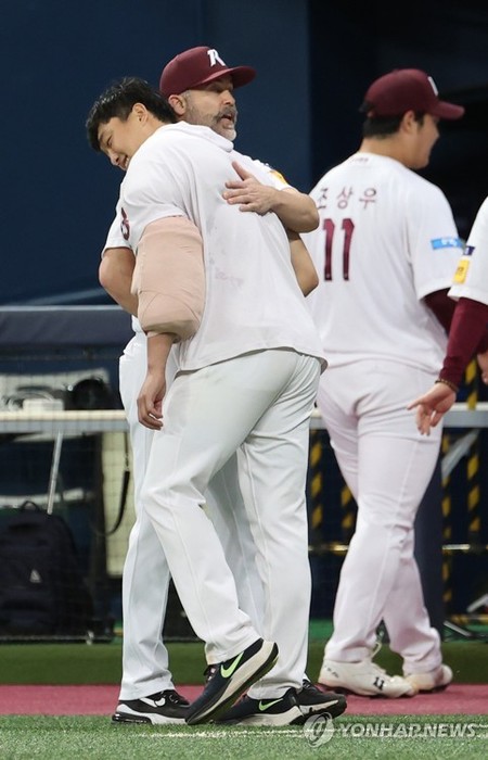 키움, 나이트 코치와 결별…이택근·신재영 등 8명 방출