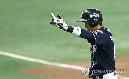 두산 허경민, 어지럼증 호소…4회 대타 최주환으로 교체