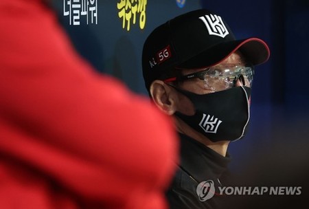 PO서 멈춘 이강철 kt감독 "오늘은 선수들 칭찬만 해주고 싶어"