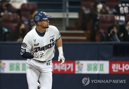 (LEAD) Dinos' Aaron Altherr apologizes for refusing to wear mask during Korean Series