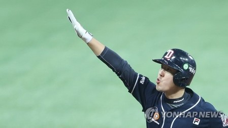 두산 김재호, PS 첫 홈런에 신들린 수비까지…베테랑의 위엄