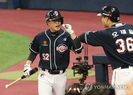 김재호, 홈런포에 적시타까지…두산, NC 따돌리고 KS 1승 1패(종합)