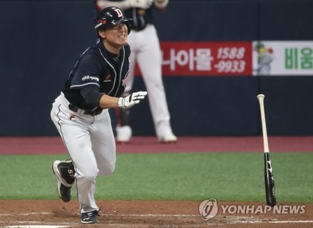 (LEAD) Veteran shortstop does damage with bat, glove in Korean Series win