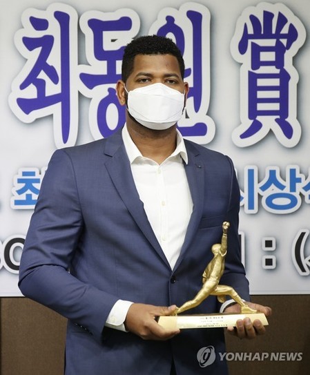 알칸타라 "최동원상 받은 첫 라틴 선수 영광…이제 KS 준비"