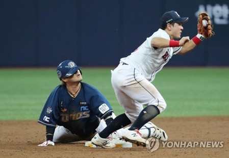 NC 박석민, 주루 중 손가락 다쳐 교체