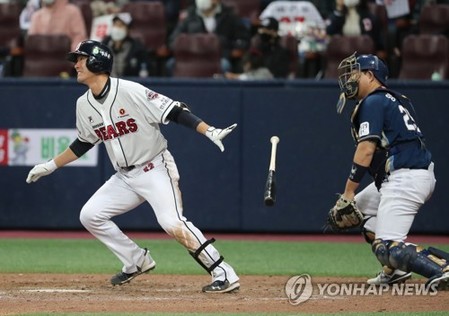 김재호 또 결승타 포함 3타점…두산, KS 2승 1패 리드(종합)