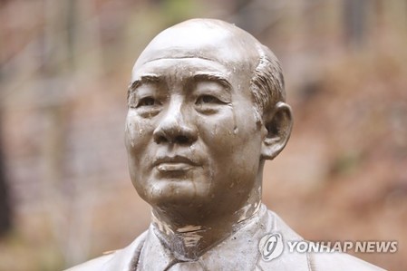 청남대 전두환 동상 훼손 50대 구속…법원 "도주 우려 있다"