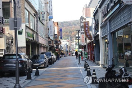 코로나 3차 유행 경고에 주말 전국 도심·관광지 인적 '뚝'