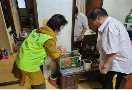 부산 북구 화명1동, 독거 어르신 가구에 '반려동물' 지원