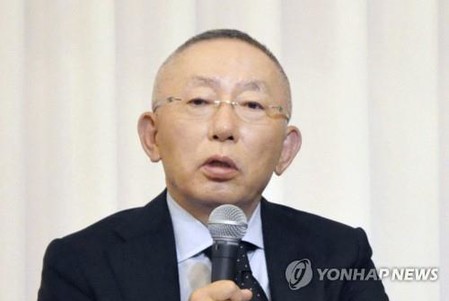 유니클로 회장 "나랏돈, 어려운 사람에 써야" 스가 부양책 비판