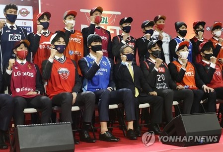 '코로나 시대' 신인 드래프트 풍속도…'비대면·마스크·마이크'