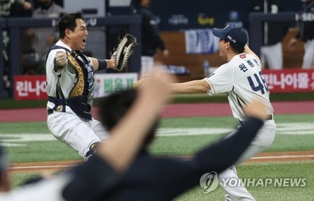 무심했던 양의지가 달라졌다…벌건 얼굴로 눈물 '펑펑'