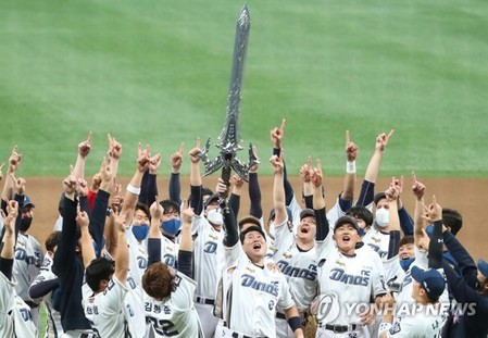 MLB닷컴도 주목한 KBO리그 우승팀 NC의 '집행검 세리머니'