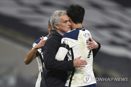 두 마리 토끼 잡아야 하는 모리뉴의 고민…'손흥민 쓸까 말까'