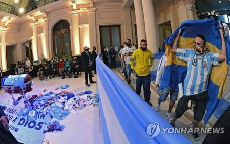 '축구의 신' 마지막길 함께…아르헨티나에 마라도나 추모 인파