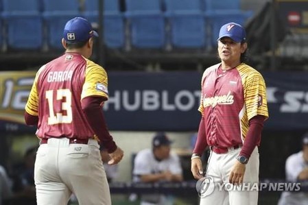 (LEAD) Ex-MLB coach Carlos Subero named new manager for KBO's Eagles