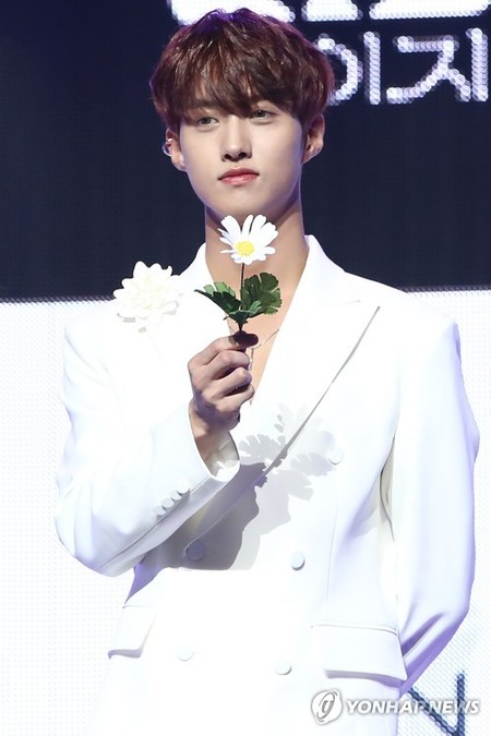 가요계 코로나 여파 잇따라…펜타곤 온라인공연 긴급연기