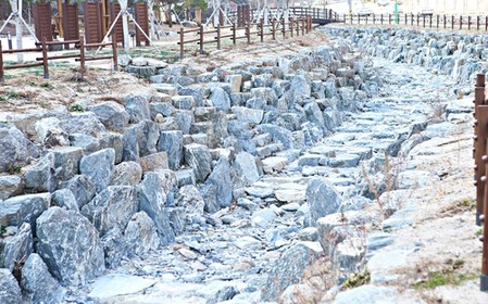 물도 흐르지않는 '어설픈 관광지' 한강발원지 검룡소 지리생태원