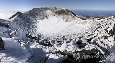 "첫눈 내렸나요?"…'맨눈'으로 재는 한라산 적설량 정확도는?(종합)