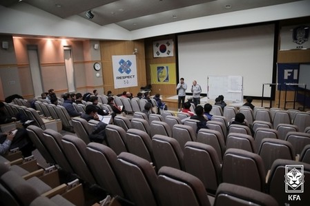 '전북 차기 사령탑 후보' 김상식 코치, P급 지도자 강습받는다