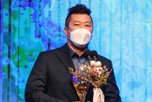 '은퇴선수협회 선정 최고 선수' 최형우 "잘 버텨서 받은 상"