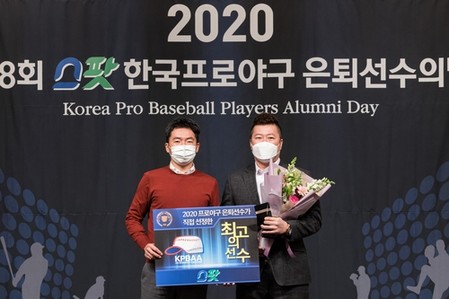 '은퇴선수협회 선정 최고 선수' 최형우 "잘 버텨서 받은 상"(종합)