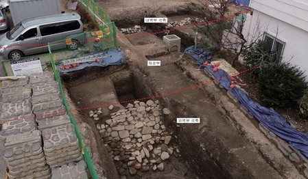김해 봉황동 남쪽서 가야 시대 토성 내·외벽 발굴