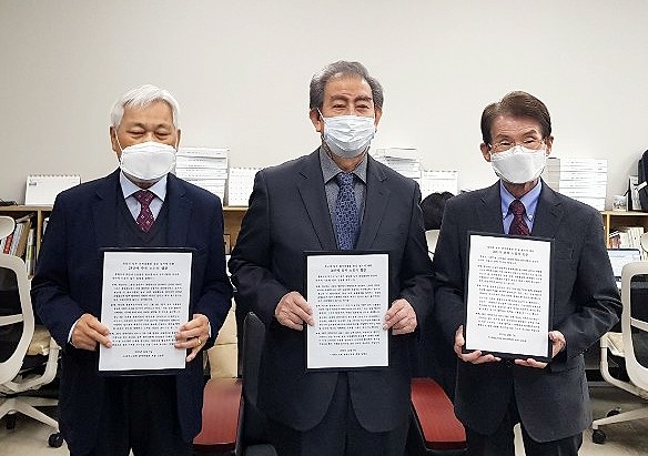 충북노인회 "전두환 동상 철거 반대…소모적 논쟁 중단을"