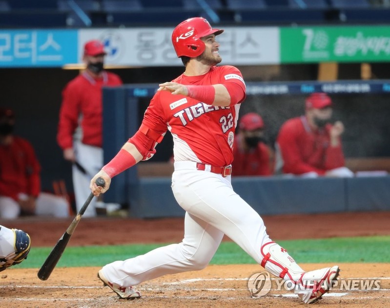 Slugger Preston Tucker re-signs with KBO's Tigers