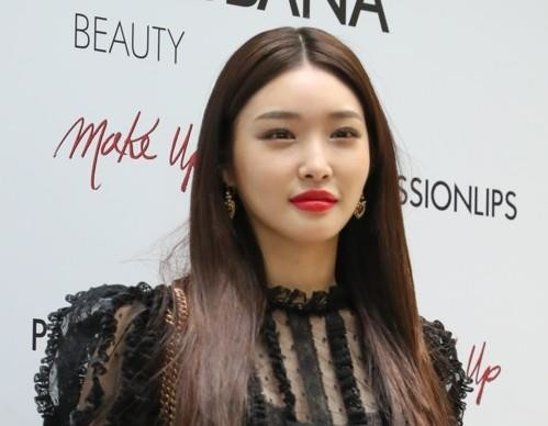 Singer Chungha to postpone album release after testing positive for coronavirus