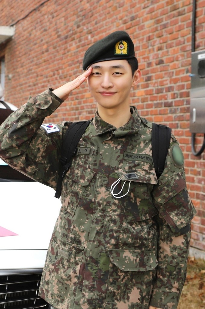 가수 윤지성 전역…"많은 걸 배우고 느낀 군생활"