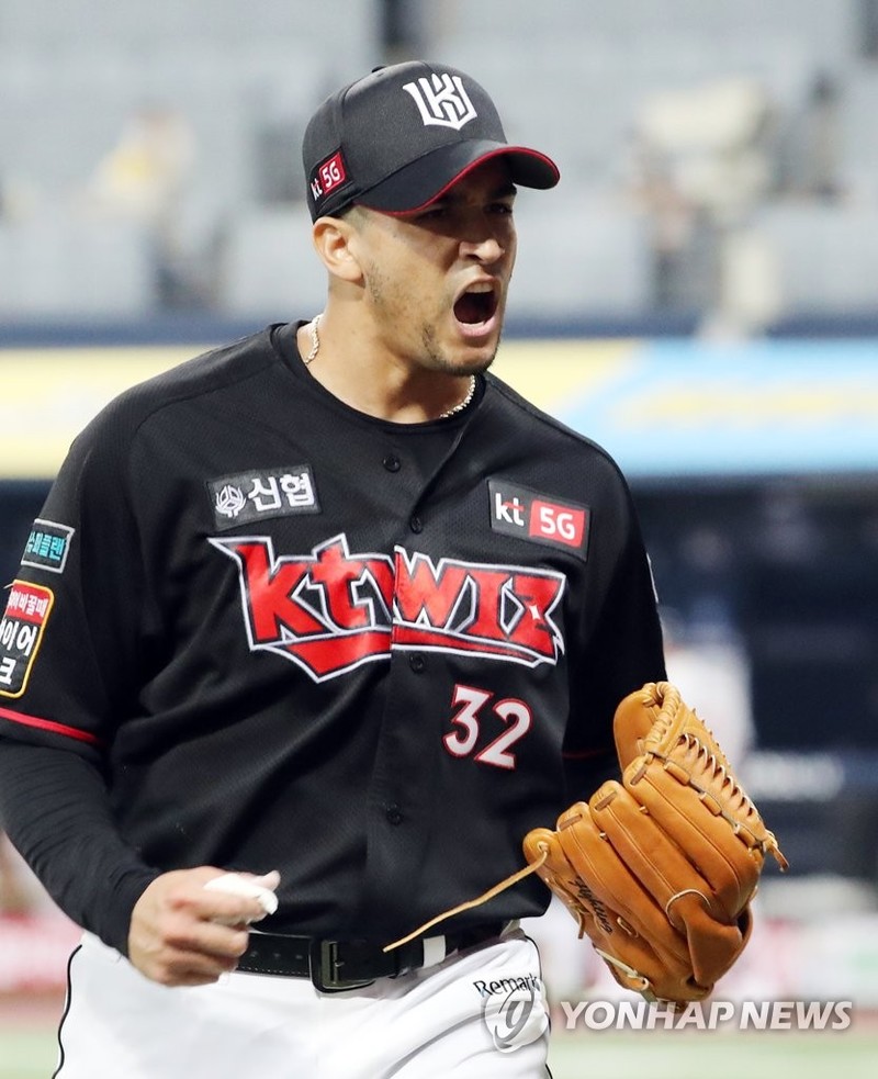 프로야구 kt, 투수 쿠에바스와 총액 100만달러에 재계약(종합)