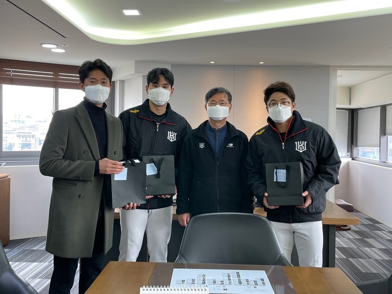 구현모 KT 대표, 첫 가을야구 kt에 태블릿PC 선물