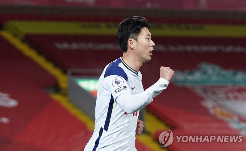 손흥민, 리그 11호골로 득점 공동선두…팀은 리버풀에 1-2 패배