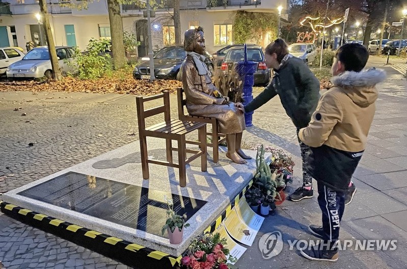 베를린 소녀상 철거 실패한 日 "깨끗한 싸움만 해선 안된다"