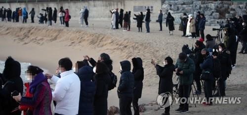 [르포] 동해안 일출 명소 관광객 다닥다닥…거리두기 실종