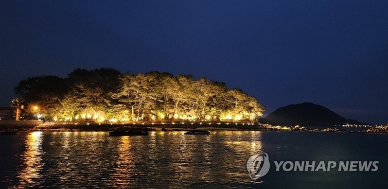 [픽! 통영] 추봉도 변신…은은하게 불 밝힌 봉암해변 눈길