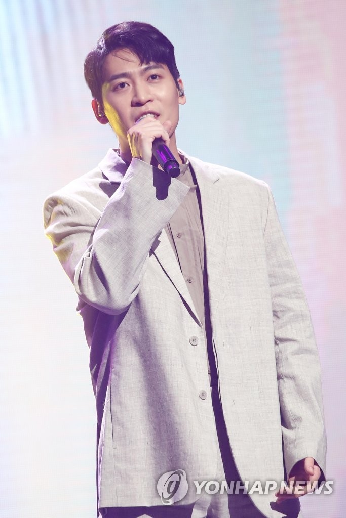 가수 존박, 코로나19 확진…무증상 격리중