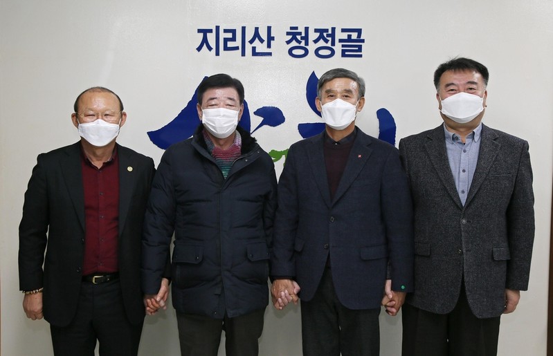 박항서 감독 "고향에 기쁜소식 전하려 더 열심히 뛰겠다"