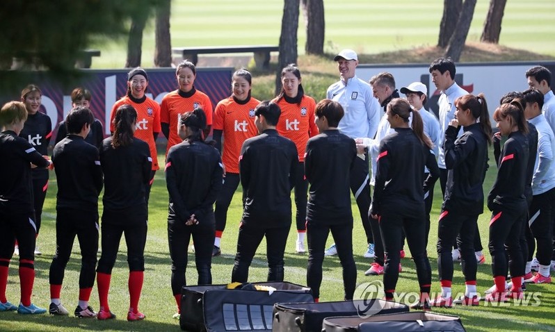 Women's nat'l football team opens final camp for Olympic qualifiers